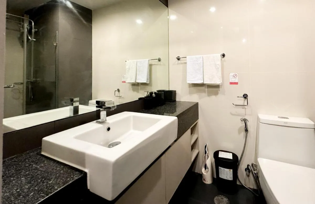 Image 2 of Comfy 1 Bedroom Condo in Surin (Seaview Rooftop Pool & Gym)