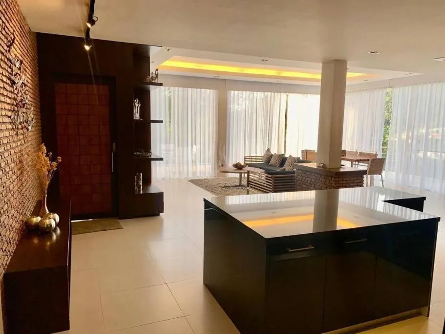 Image 2 of Luxury 2Bedroom Retreat Penthouse Kamala