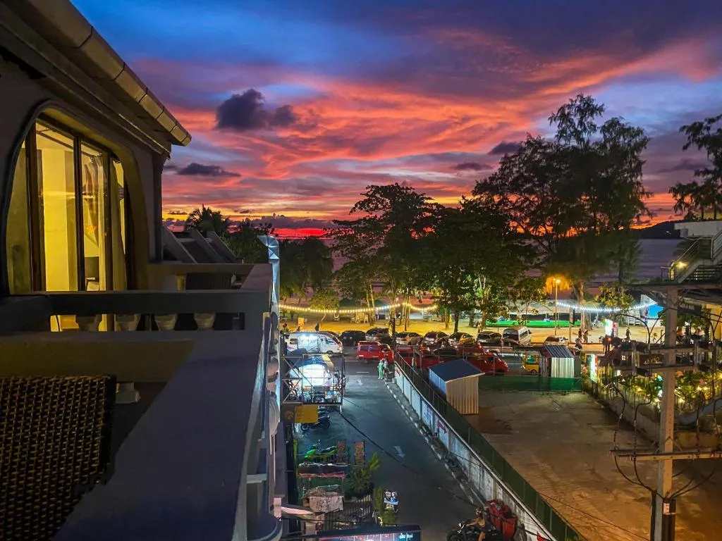 Image of Big Boys’ Bed & Burger – Patong Beach