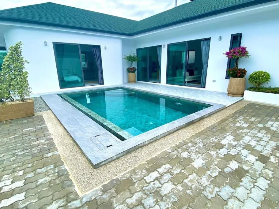 Image 6 of Brand New Great Location Jacuzzi v108