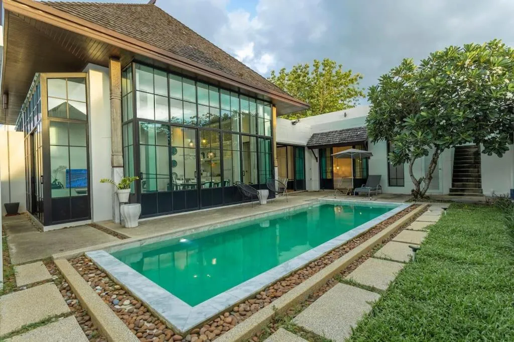 Image of Designer Villa large pool Great location #v37