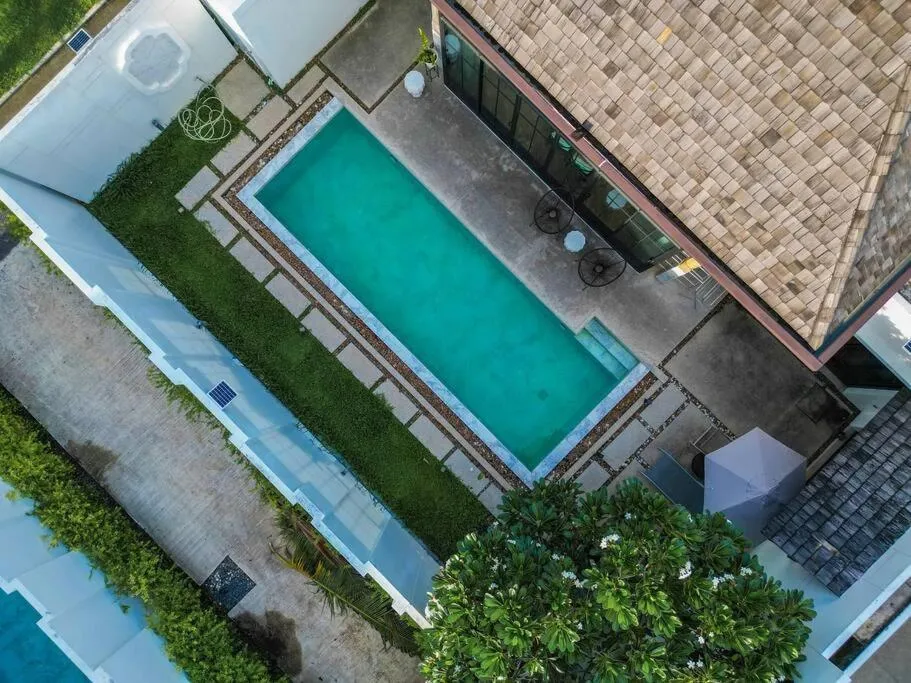 Image 2 of Designer Villa large pool Great location #v37