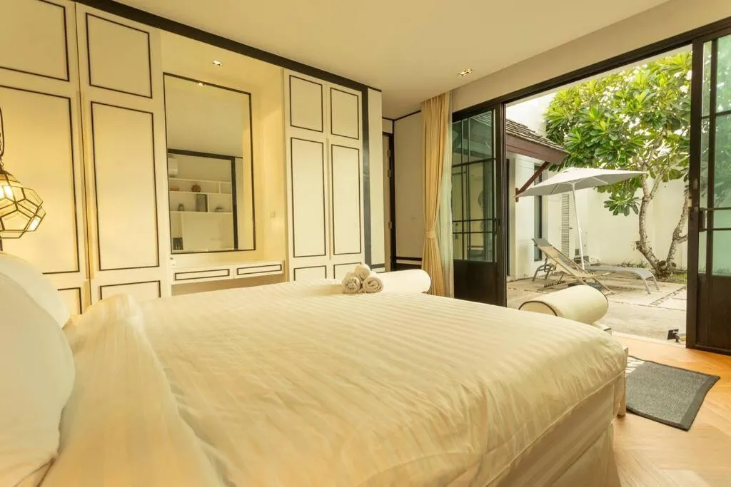 Image 4 of Designer Villa large pool Great location #v37