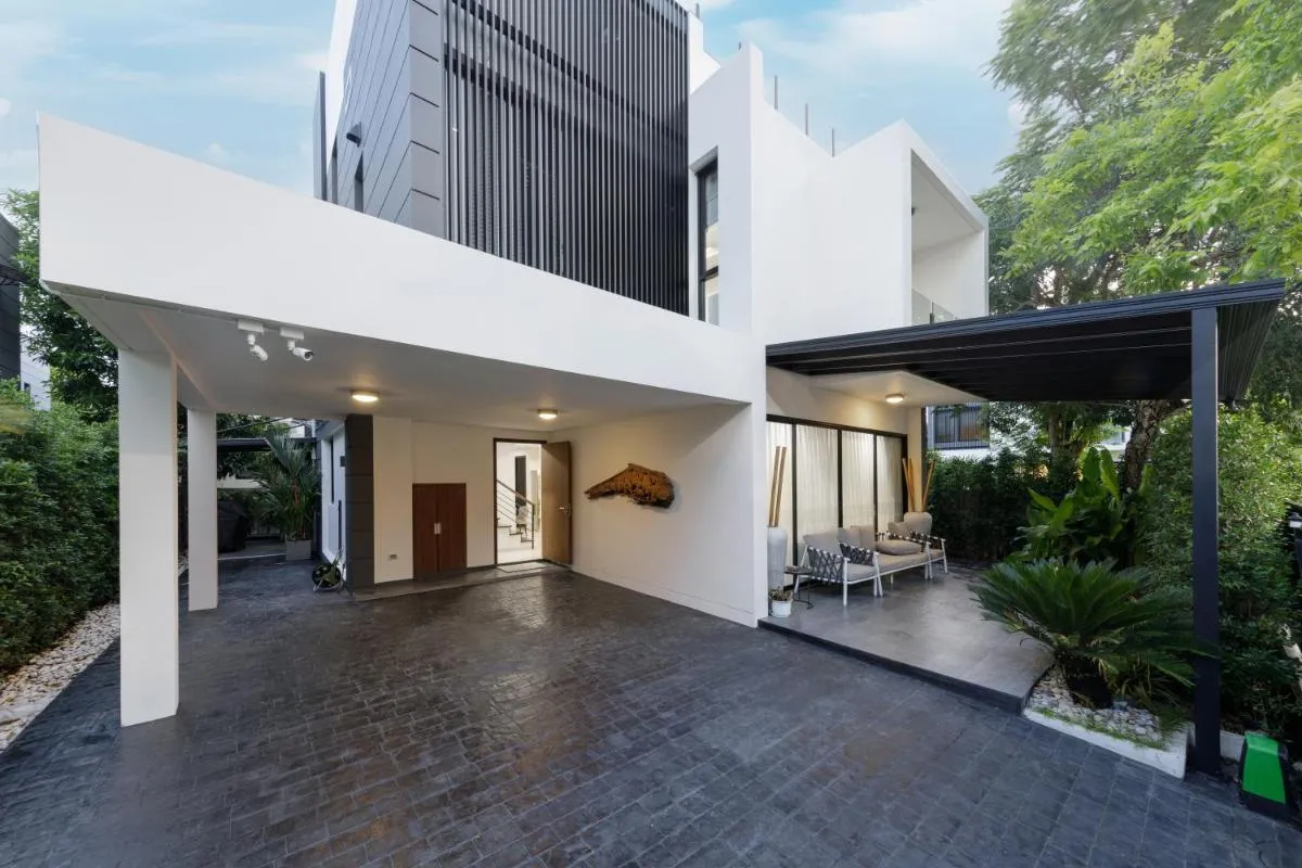Image 1 of Modern villa with pool close to the beach – LP #97